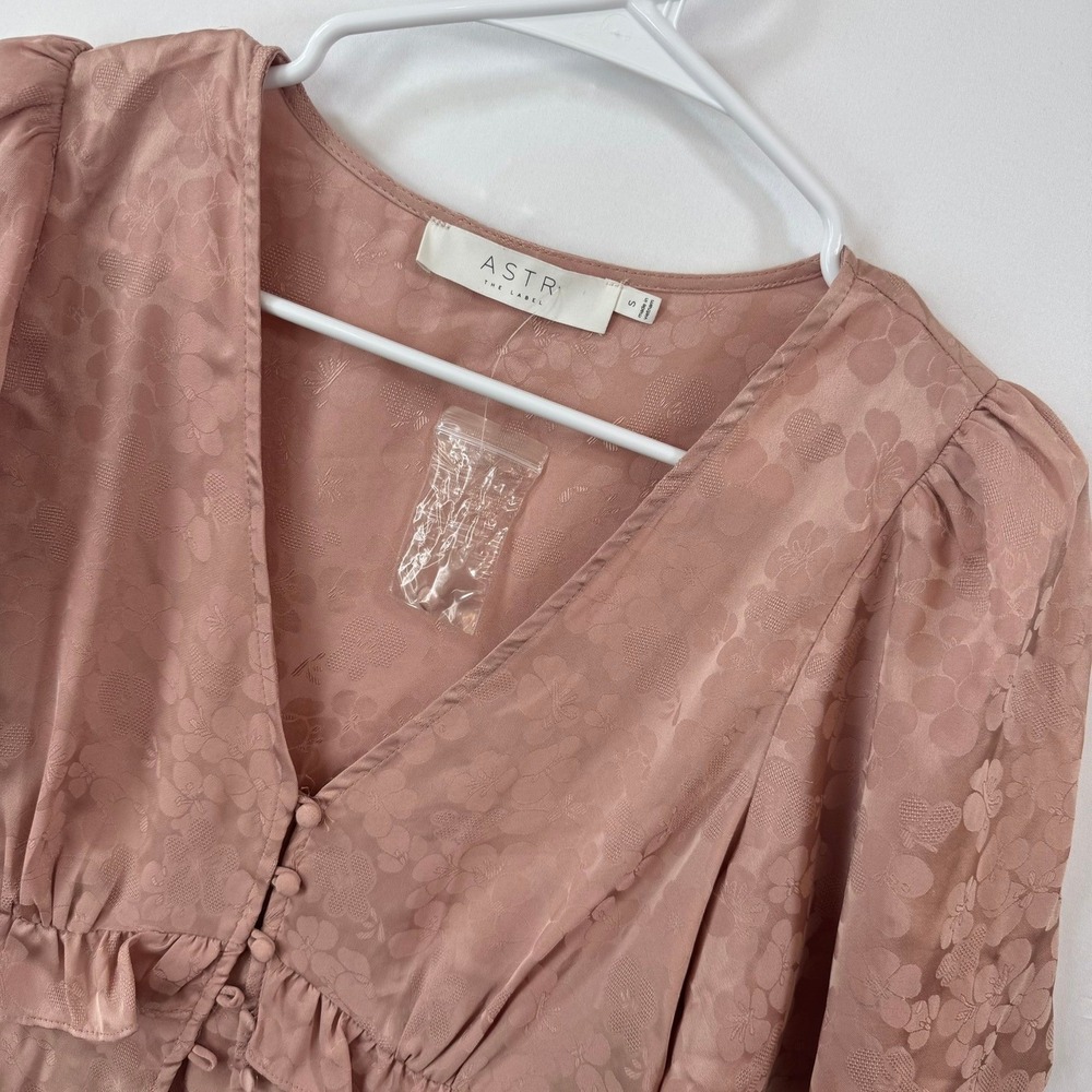 ASTR The Label Ruffled Hem Blouse Blush Pink Floral Jacquard VNeck AT16334 Small - Picture 1 of 9